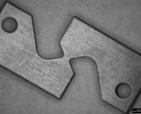 Freiformgeschnittene Probe aus Metall